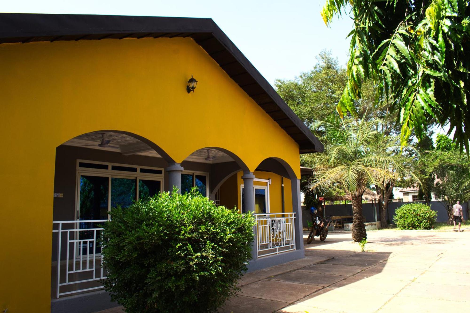 Tree House Hostel Tamale Buitenkant foto